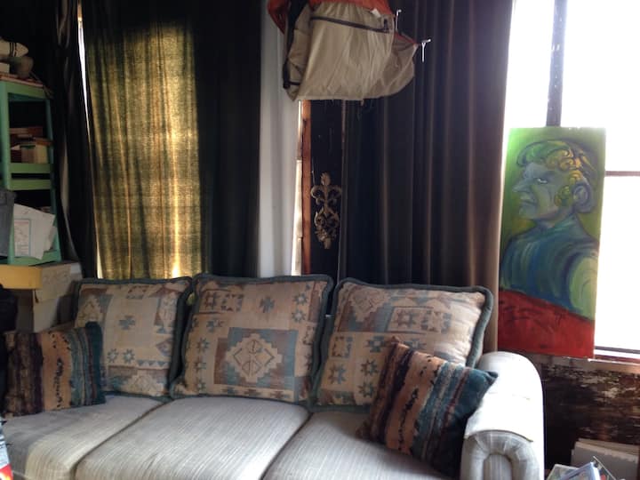 Sofá cama doble en la habitación Hawk. El arte de Vincent es extraíble o no. ¡Toda esta cabaña es divertida!