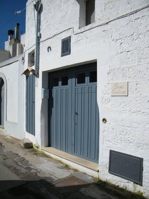 Casa Martina e gli accessi al piano terra e a quello superiore