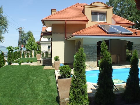 Luxorious lakeside villa with pool 'Villa Ligeti'