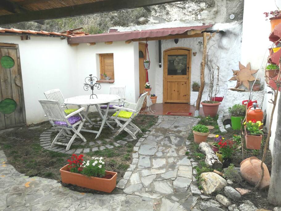 Entrada y patio