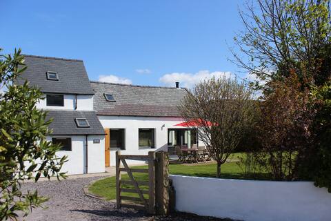 Boom Cottage - Cosy cottage with Hot Tub & Sauna