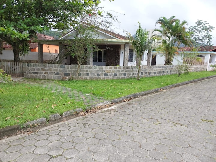 Casa Grande Com Varanda Agradável - Caraguatatuba