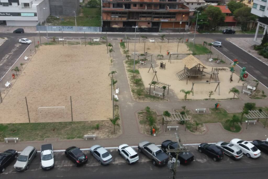 Vista da pracinha em frente, ótima para crianças