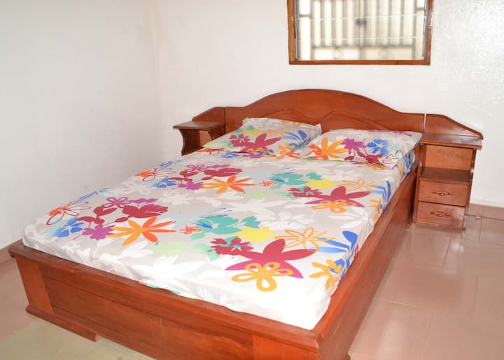 Spálňa (160 x 200 cm). Boli pridané zatemňovacie závesy (nie na obrázku).