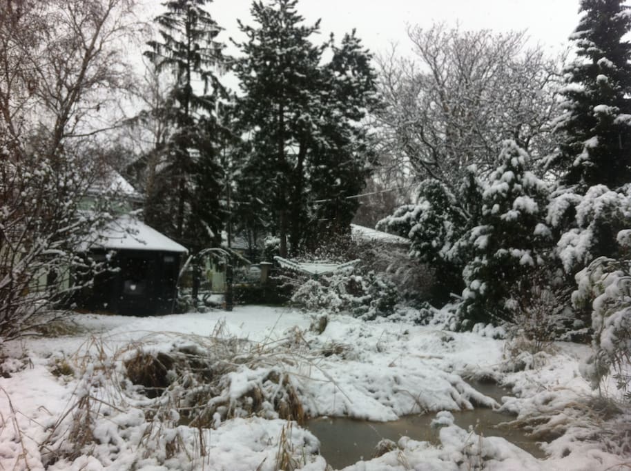 Now the garden is a winter wonderland, and you can also have a glas of hot tea or punch in the garden hut...