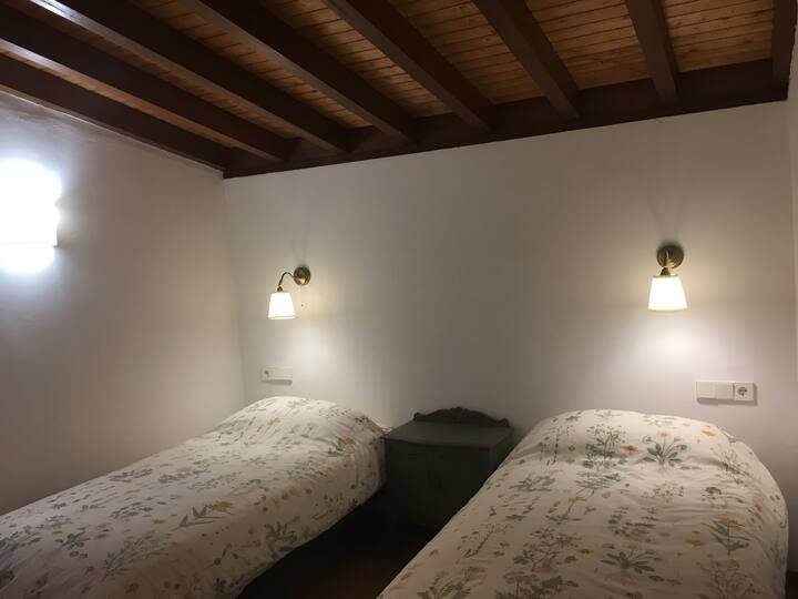 Dormitorio junto a una habitación doble