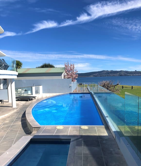 Spa pool and heated swimming pool - and on the lakefront!