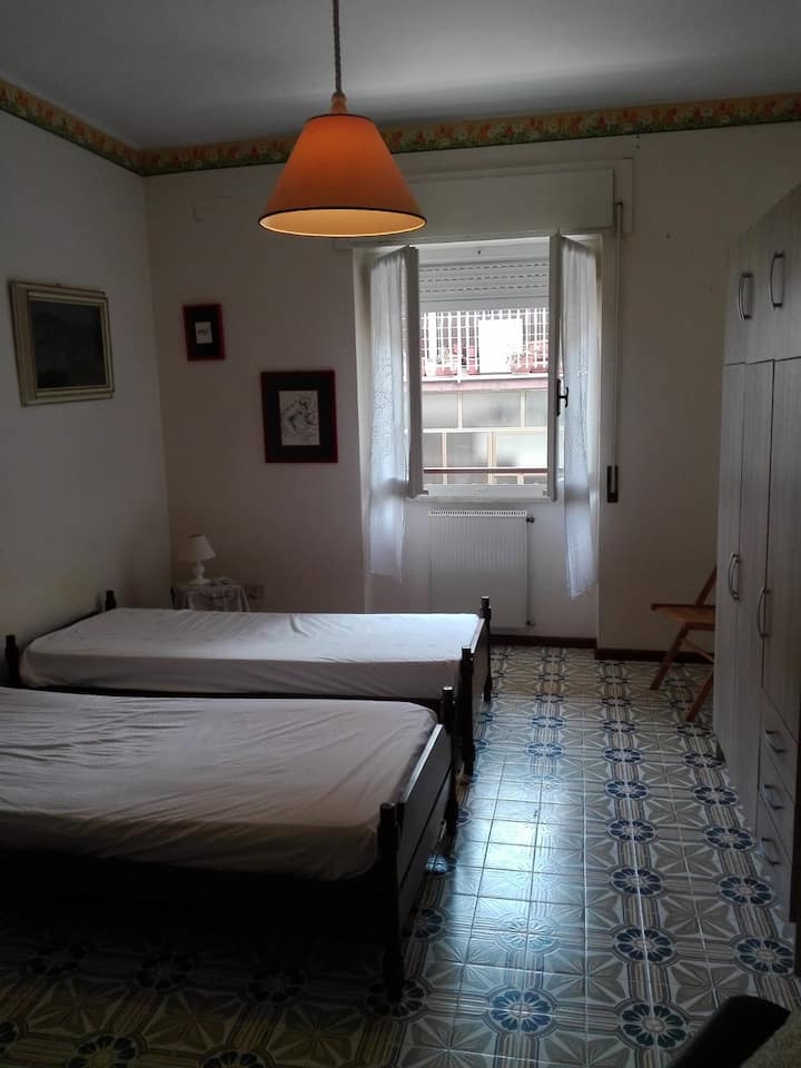 Спалня с две легла, гардероб и бюро за писане