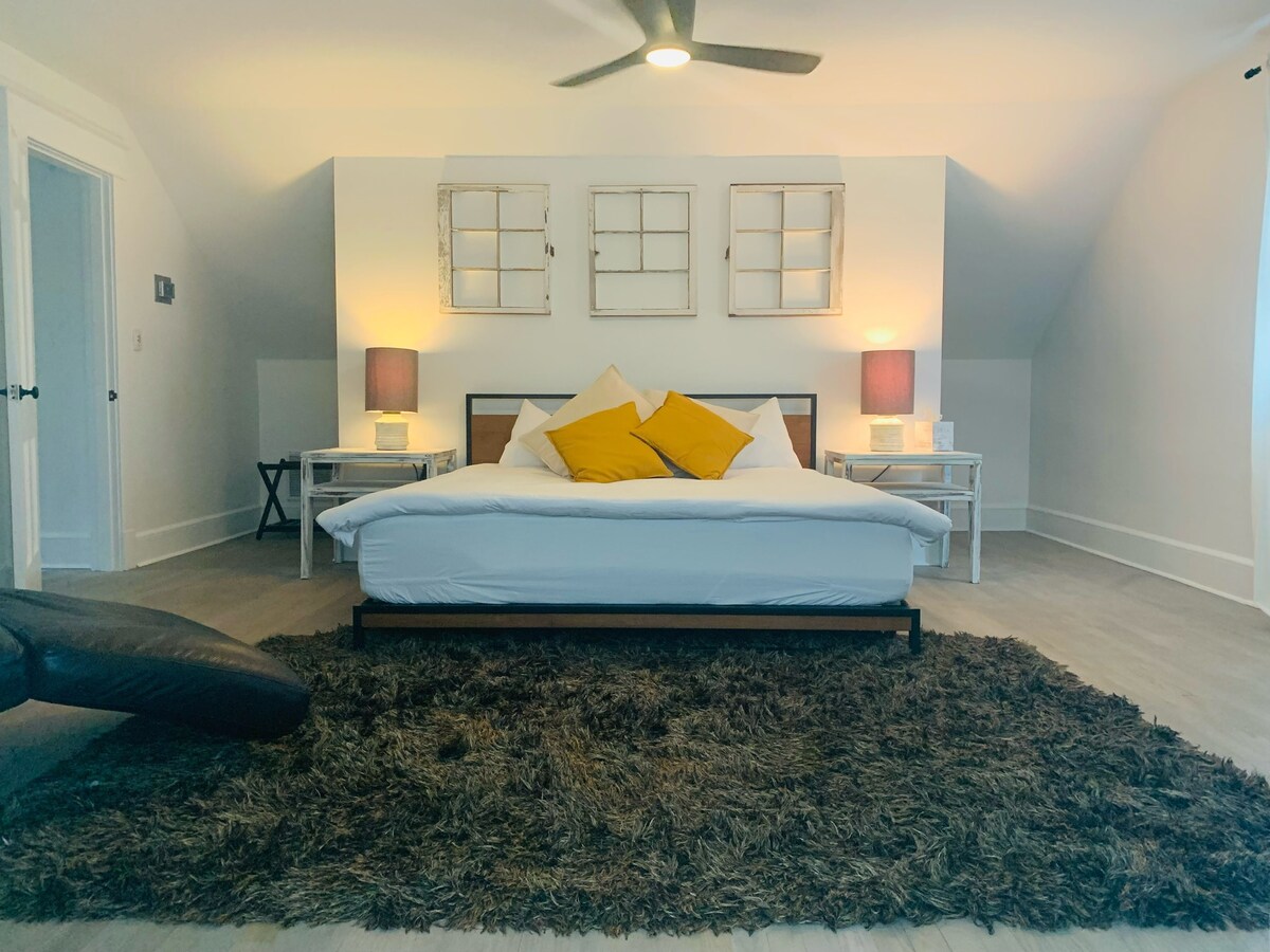 חדר שינה קינג סייז למעלה עם חדר ארונות ראשי.