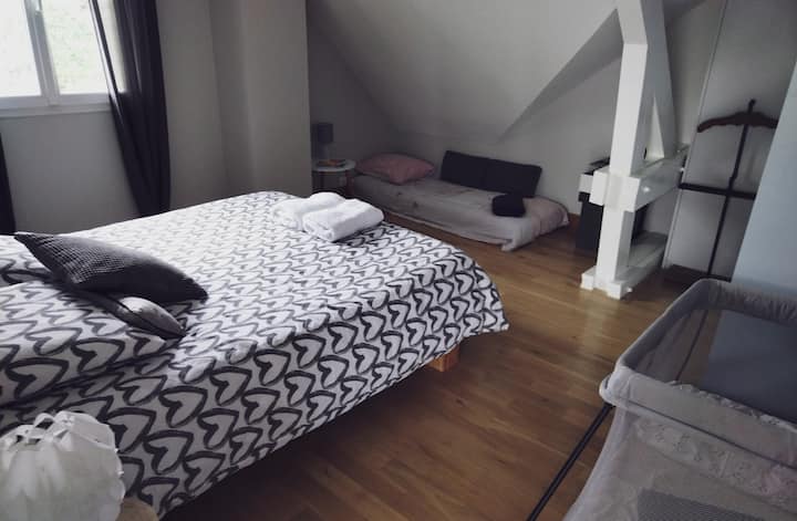 160x200 легло, 2 единични легла на пода, ако е необходимо и 1 бебешко легло, ако е необходимо 