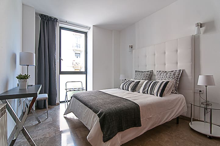 Sleeps 20 off Paseo de Gracia