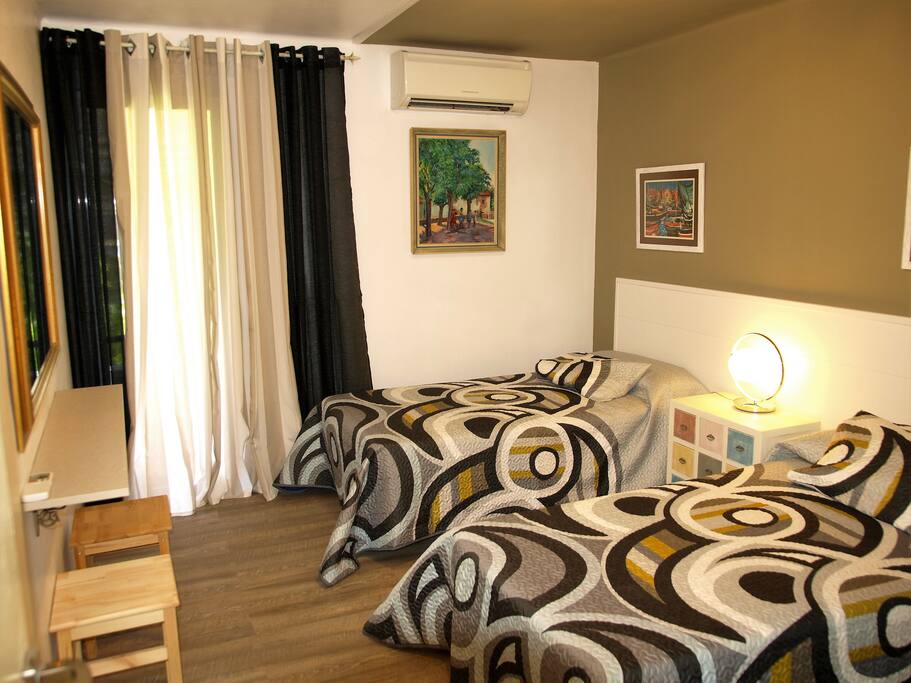 Habitación doble, dos camas de 90, armario y AACC