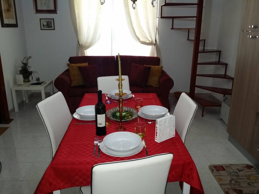 Accogliente, raffinato ed elegante soggiorno, cucina pranzo.