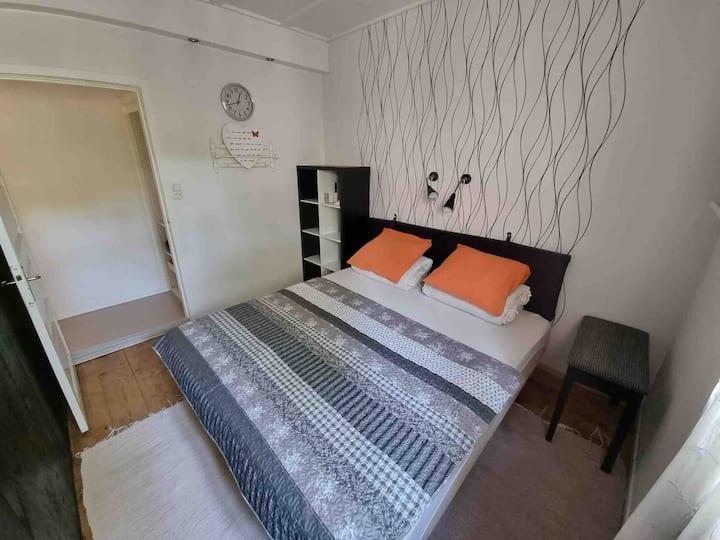 Sovrum 1  / Спалня 1