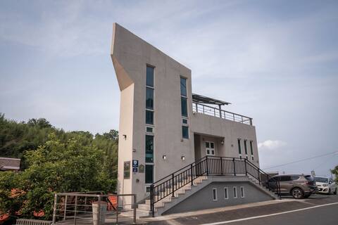 Stay on the "Sunrise Light" horizon. 1st and 2nd floor rooftop exclusive use (3-minute walk to the s