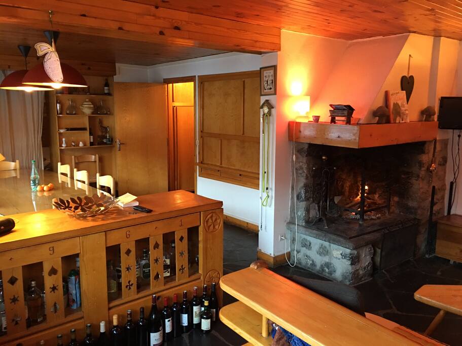 Salon au coin du feu, salle à manger et cuisine traversante!