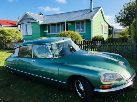 Successful Airbnb property: Vintage crib; cosy, comfy cottage close to town. in Dunedin City