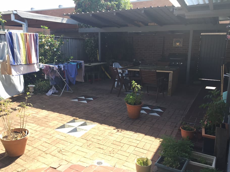 Large garden area w/ BBQ and outdoor cinema (projector)