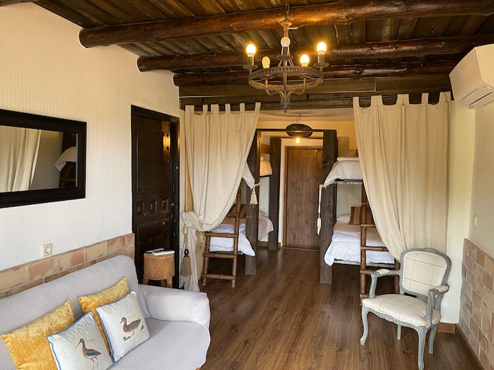 Saloncito y habitación de literas