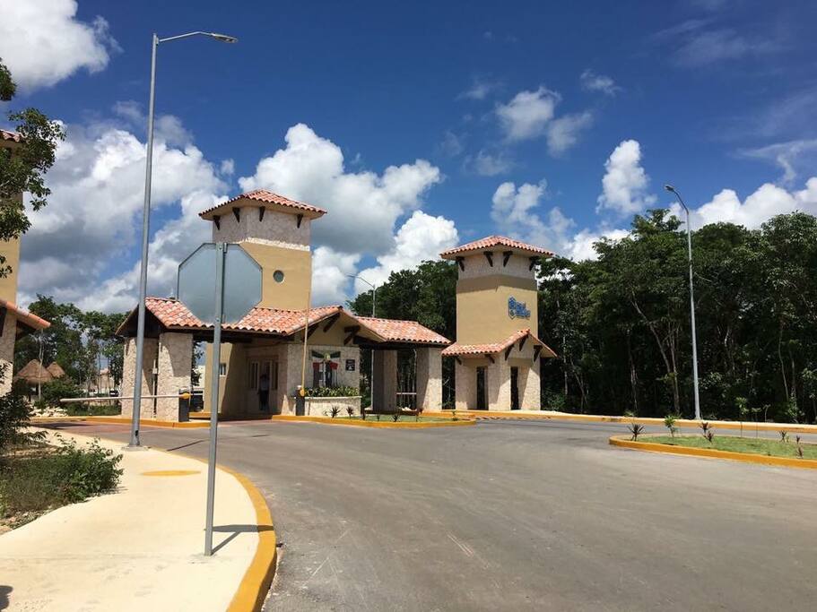 Entrada principal con acceso de seguridad