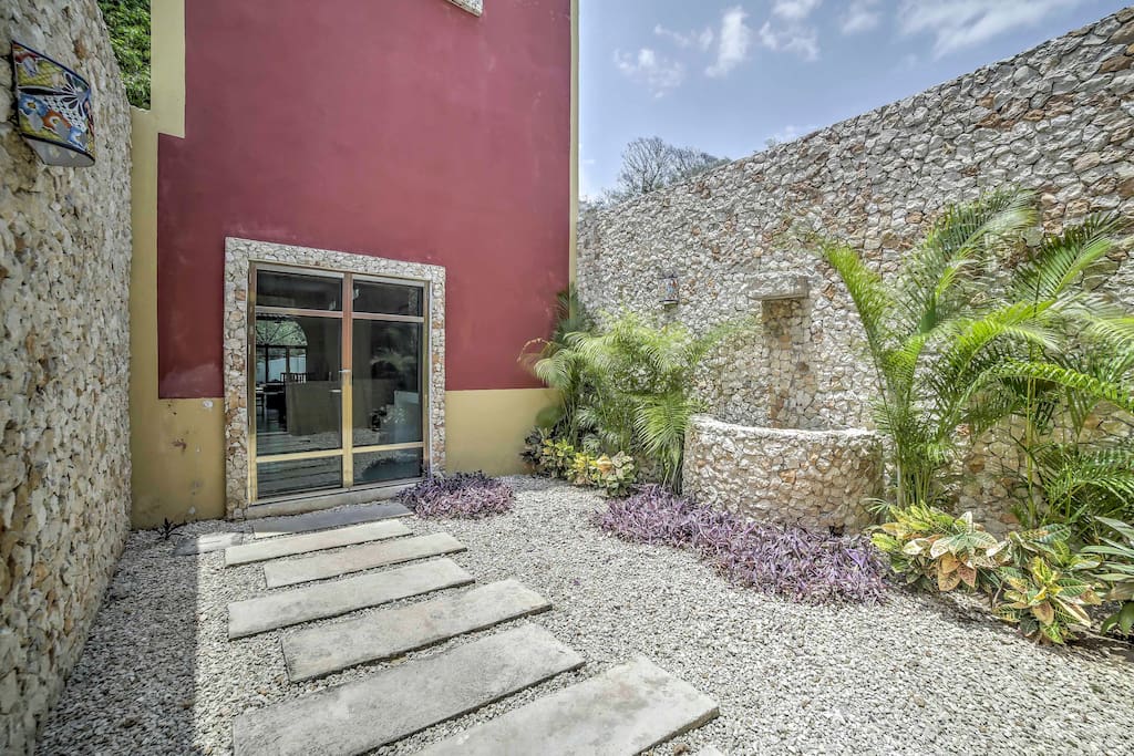 Nestled within the historic Ermita neighborhood, famous for its colonial feel, this home is walking distance from local restaurants and shops.