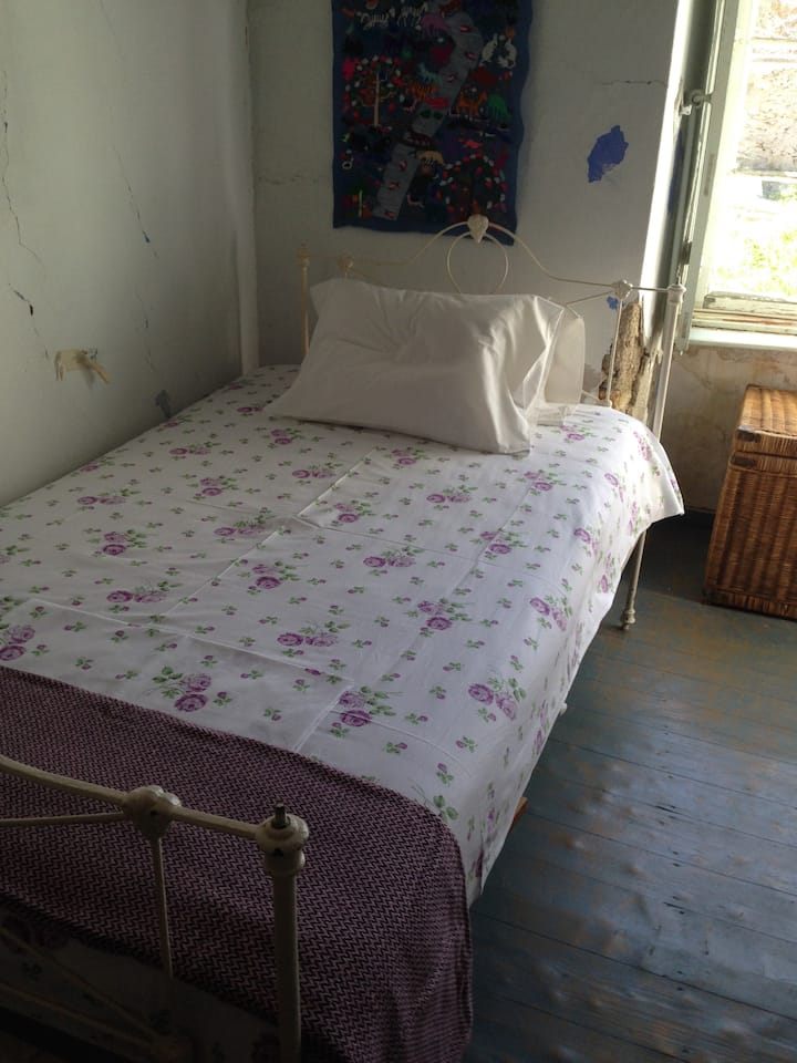 Dhomë gjumi 1 (krevat tek i madh)