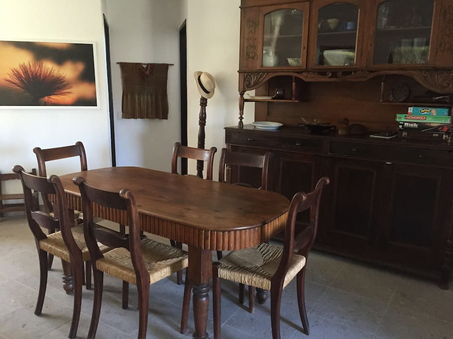 Muebles antiguos, departamento con bastante luz. Limpieza