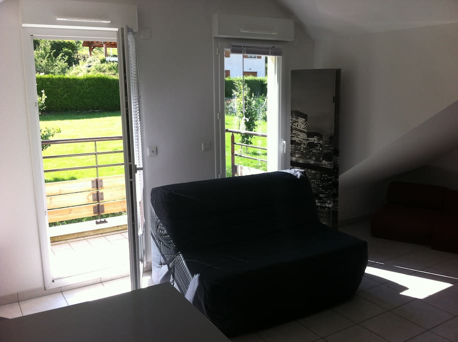Balcon avec chaises et table, parfait pour les petits déjeuner.
