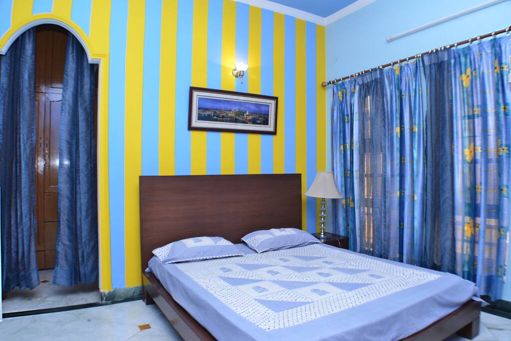 well ventilated,airy and lighted room