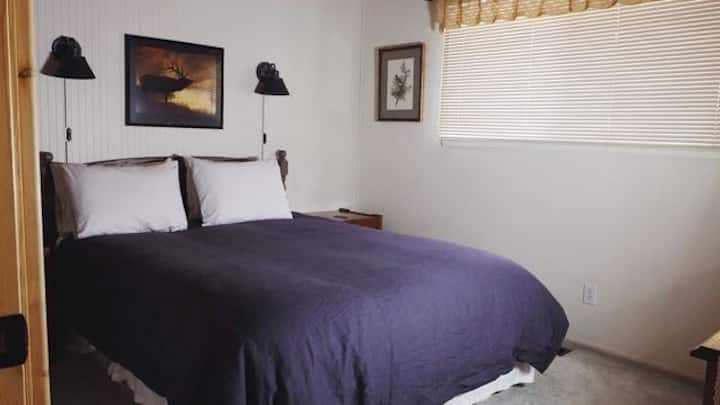 Krevat i rehatshëm dopio "queen"... Dhoma e gjumit në katin e parë