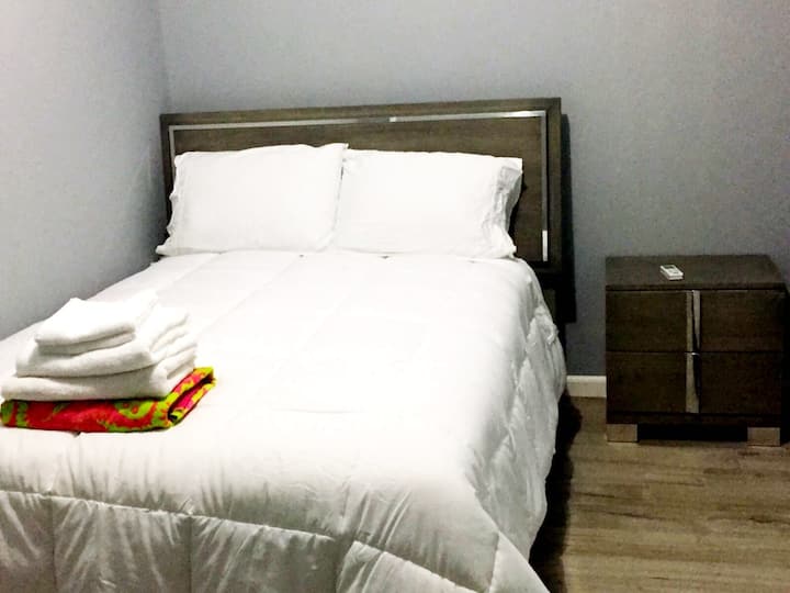 第3间卧室配备双人床。