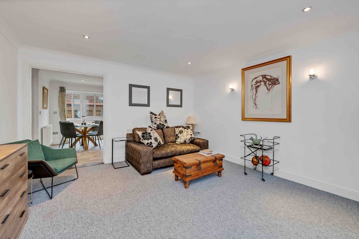 Charming 3 Bedroom Home With Parking Close To Town - Stanstead