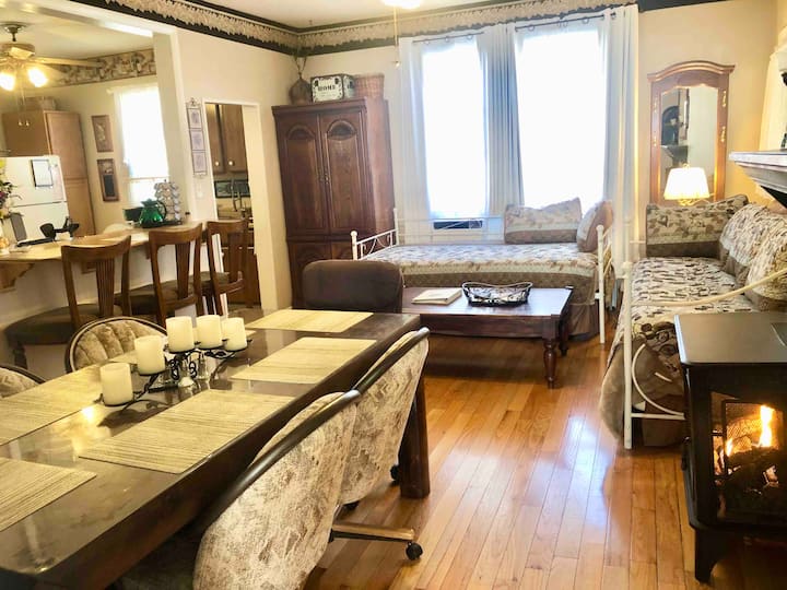 في فصل الشتاء، تجعل مدفأة الغاز المنطقة مريحة للغاية. في الأشهر الأكثر دفئًا، يبرد مكيف هواء النافذة بشكل جيد. 