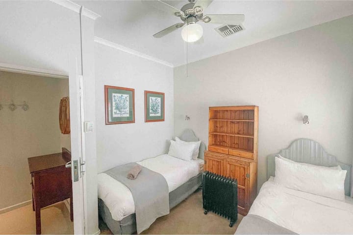 Troisième chambre avec 2 lits simple.