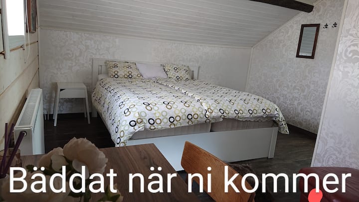 Sakafu ya juu ya chumba cha kulala na kitanda kimoja cha watu wawili na kitanda kimoja cha mtu mmoja 90cm 