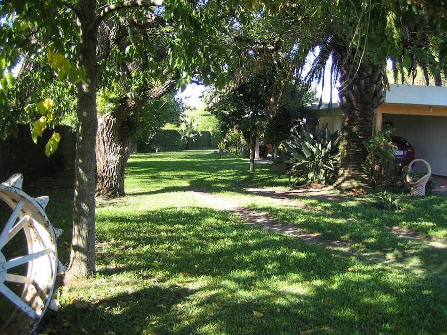 Cómodo jardín lateral