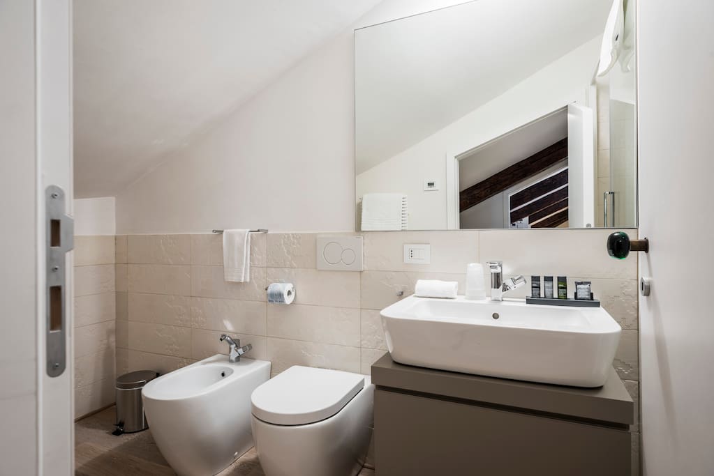 MyPlace Campo Santa Margherita Apartment- Bagno con doccia