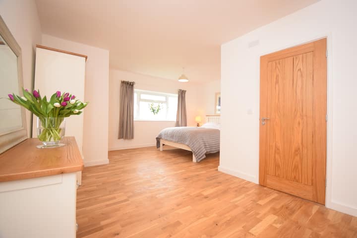 Veľká hlavná spálňa s vlastnou kúpeľňou