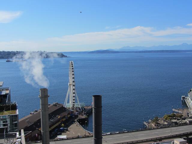 Harbor Steps 16th fl Huge Unit ~ Great Water Views gallery image 2