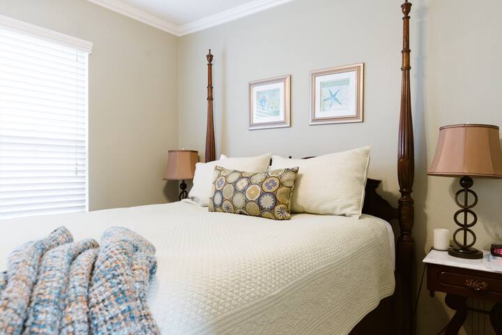 Mermaid Beach House, Walk to Beach / Aquarium! gallery image 5