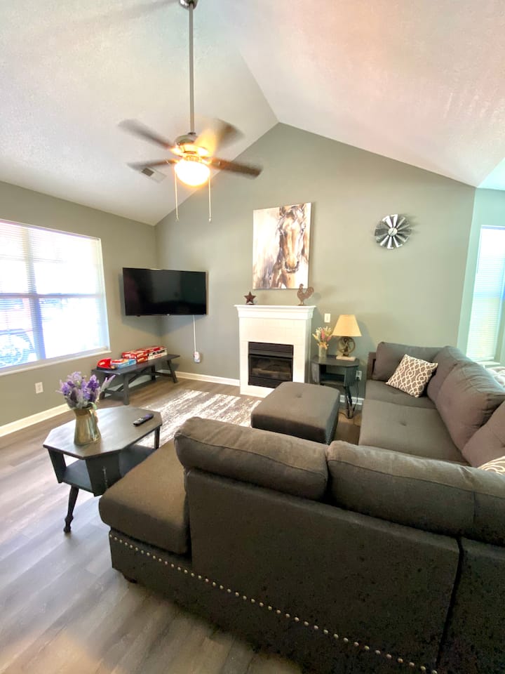 Dolly’s Smoky Mountains Farmhouse Cottage - Sevierville, TN