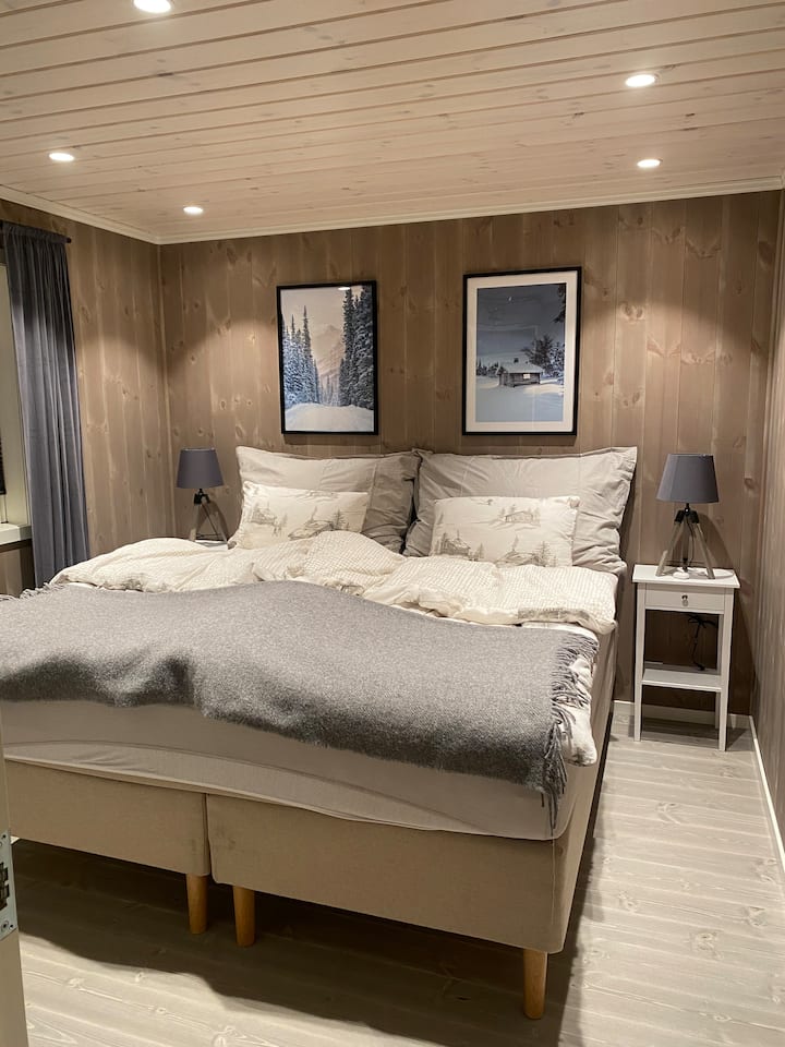 Glavna spavaća soba. Krevet 180 cm