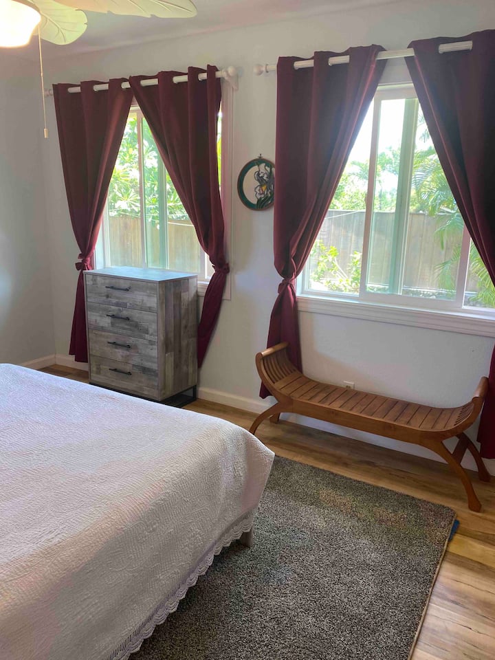 ستائر داكنة في غرفة النوم 