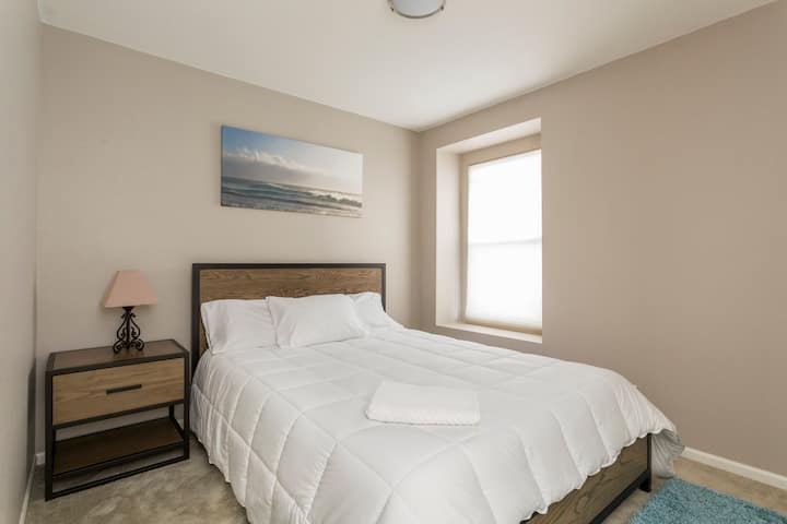 卧室2
间客房配备标准双人床和泡沫床垫。  非常舒适和干净，一切都是白色的。