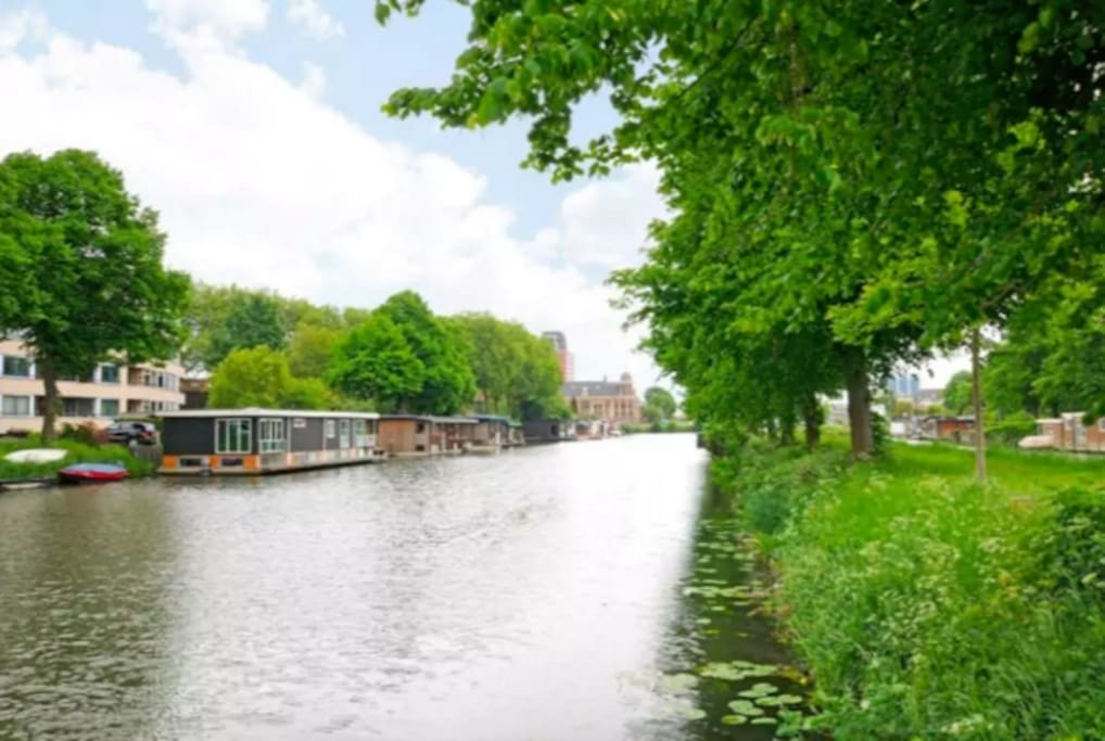 The own district 'Oog in Al' offers a variety of recreational activities such as a beautiful park with the old country house 'Oog in Al' (1664) with a tearoom, the Merwedekanaal with the historic industrial lock complex 'Muntsluis'. (1891) with a view of the Royal Munt building (1907).
In the summer months a real 'city' beach tent is located on the corner of the Amsterdam-Rijn Canal and the Merwedekanaal (canal).