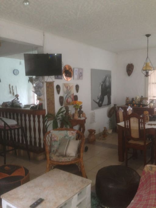 Cuisine équipée avec bar, TV