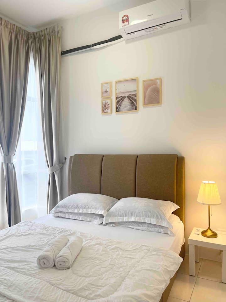 Голямо двойно легло в спалнята,климатик, вентилатор на тавана,маса и стол, ютия и дъска и тоалетна