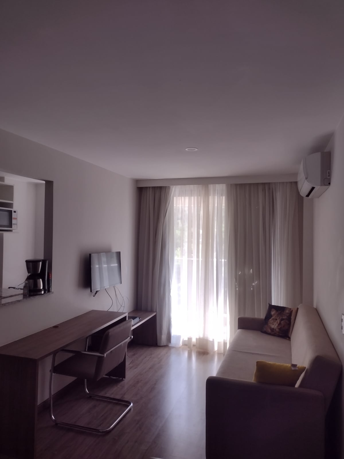 Obývacia izba s rozkladacou pohovkou, káblovou televíziou, klimatizáciou  a jedálenským stolom 