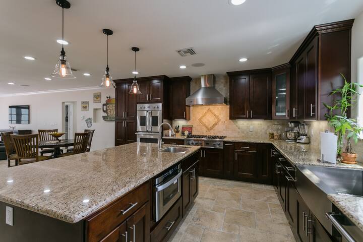 Luxury Villa W/4 BD huge backyard safe~quite gallery image 2