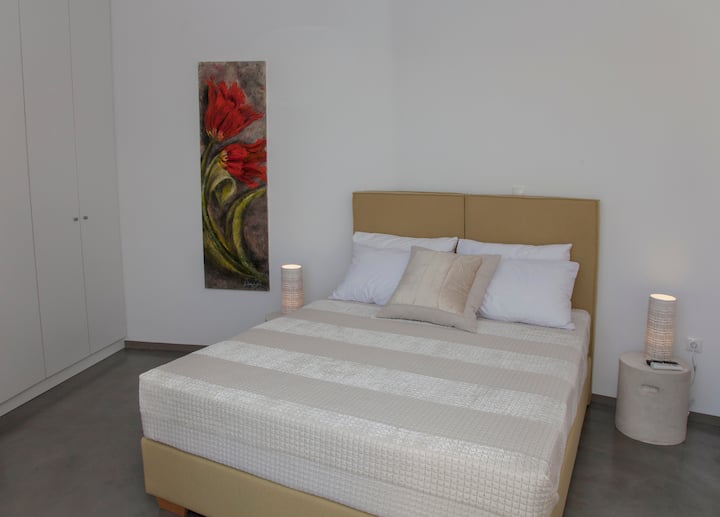 Dormitorio 2 con vistas a la Acrópolis y acceso a la veranta delantera.
